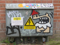 833341 Afbeelding van graffiti met een boze Utrechtse kabouter (KBTR), op een schakelkastje op de hoek van de Nieuwe ...